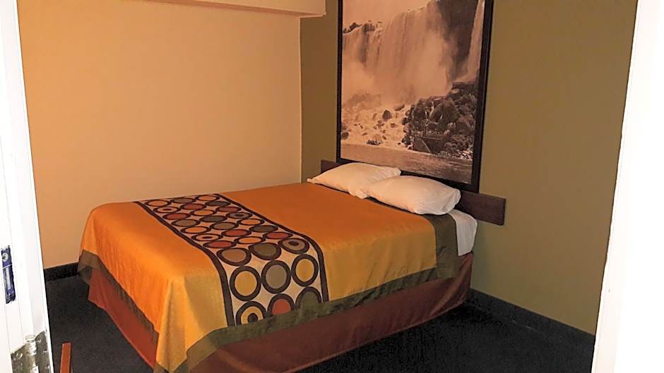 Super 8 by Wyndham Niagara Falls North