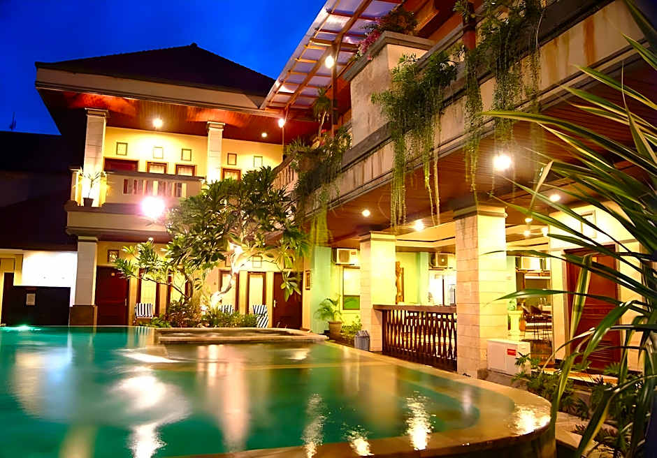 Super OYO Townhouse Oak Maxi Hotel Legian