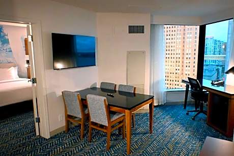 Riverfront One-Bedroom Master Suite - Non-Smoking