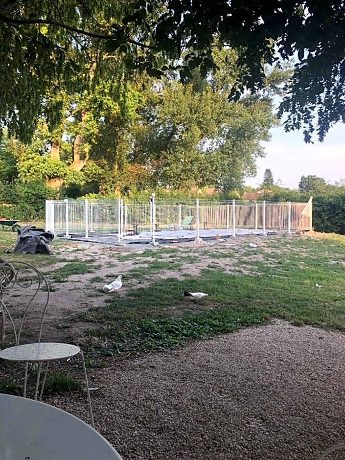 Le manoir de la Source au bord de l'EuroVélo 6