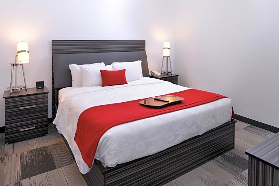 Best Western Plus Airport Inn & Suites