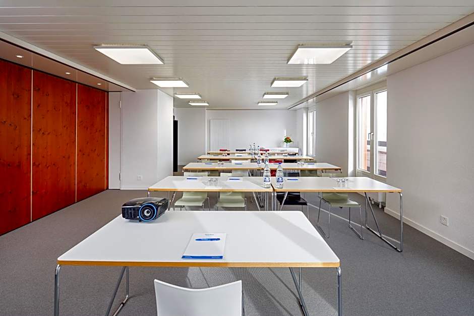 Newstar Hotel (Free Parking)