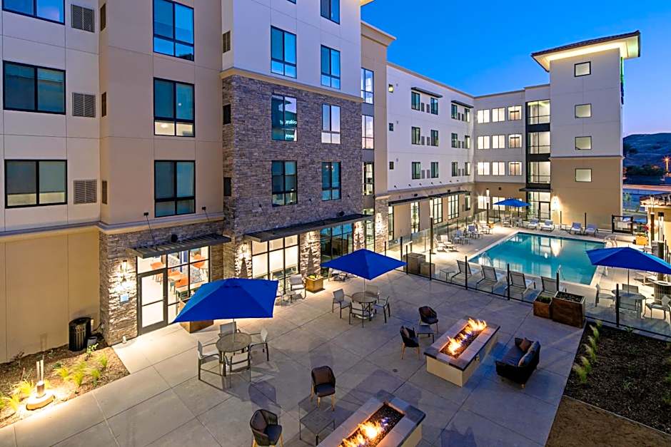 Holiday Inn Express and Suites Valencia - Santa Clarita By IHG