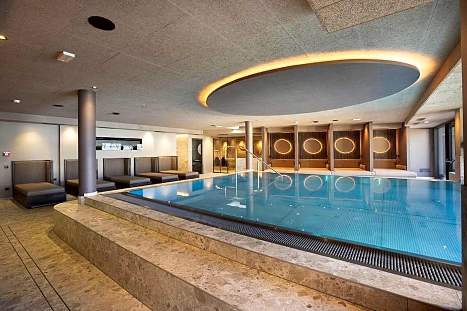 Aparthotel Familiaris - Family Apartments - Pools & Spa in Dolomites