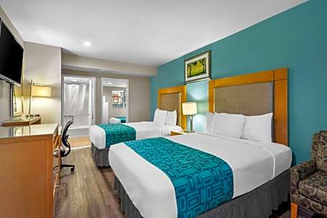 Business Room with Three Double Beds and Partial Ocean View - Non-Smoking