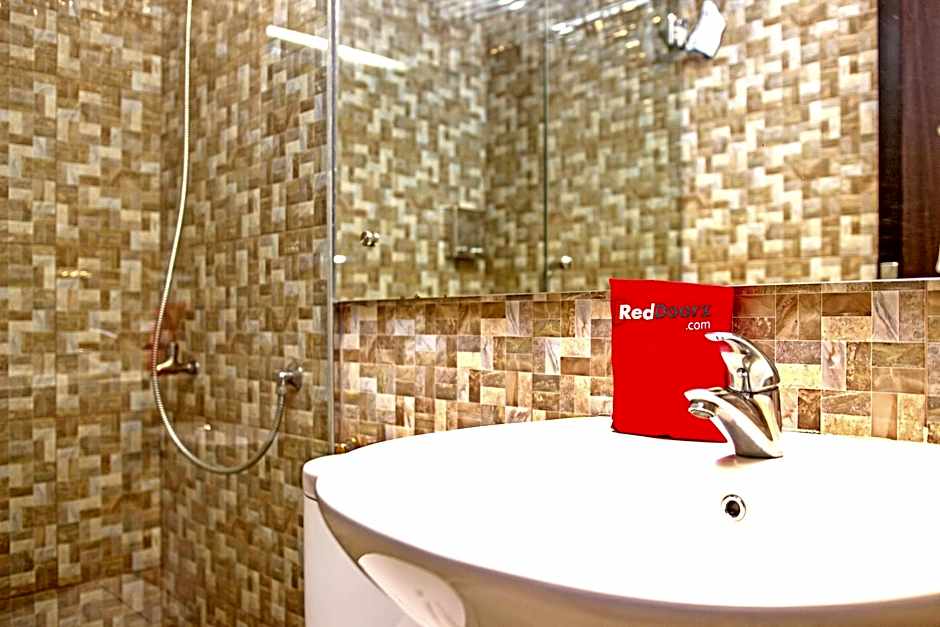 RedDoorz Near Trans Studio Mall 2