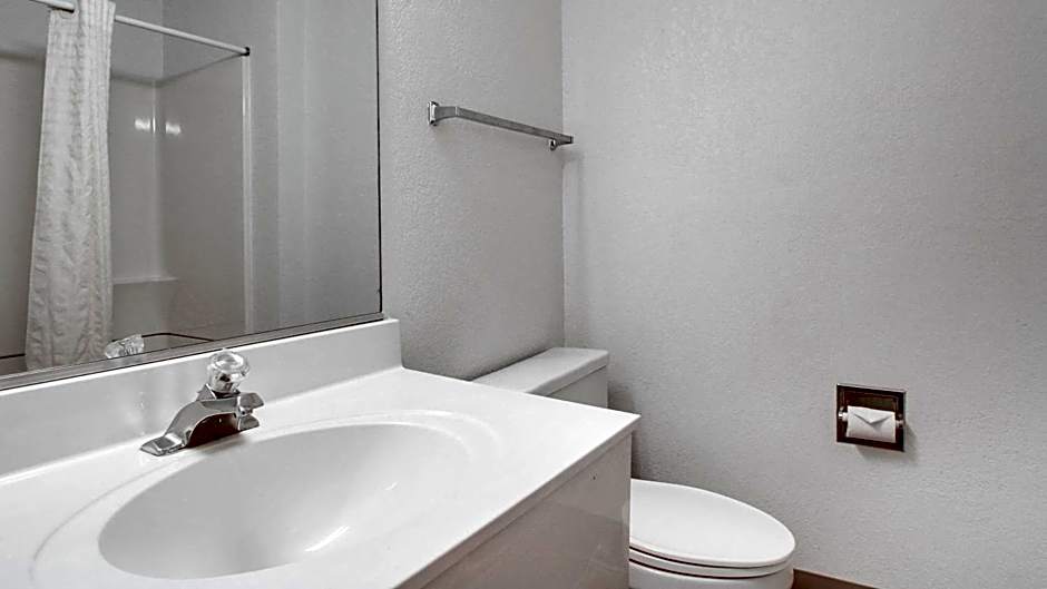 Quality Inn Shawnee North I-40