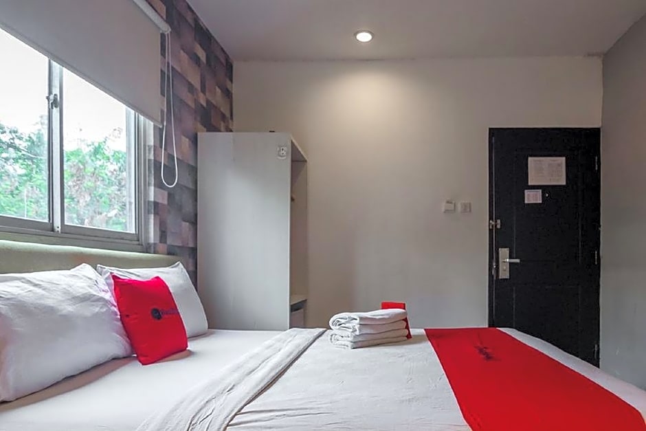 RedDoorz Plus near Mangga Besar Station 2