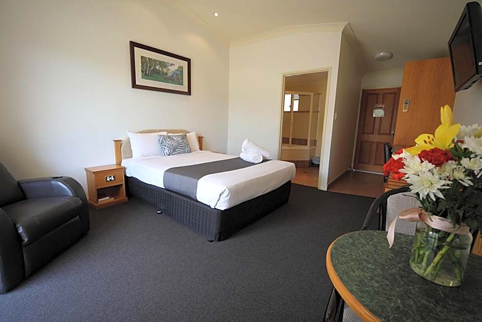 Emerald Explorers Inn