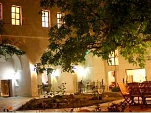 El Puente Cave Hotel