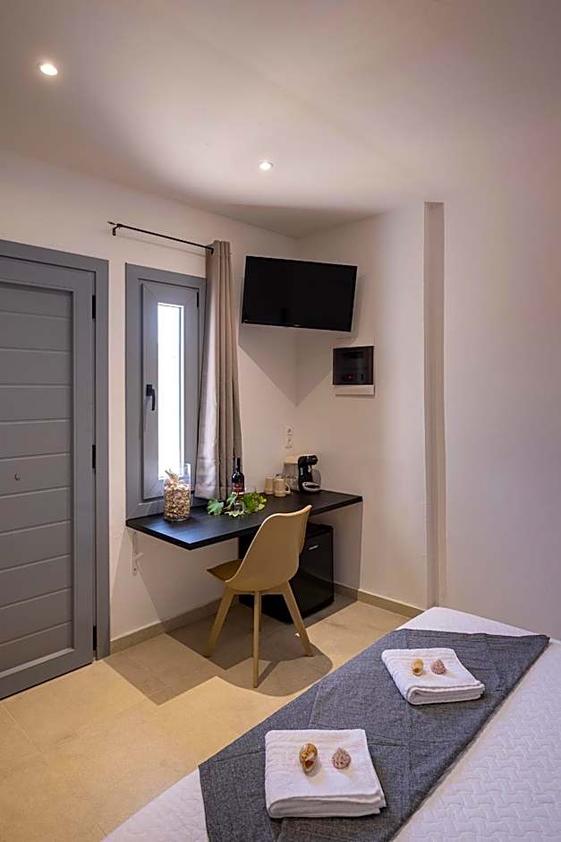 Chrysonisos Suites with Sunset & Seaviews near Kini