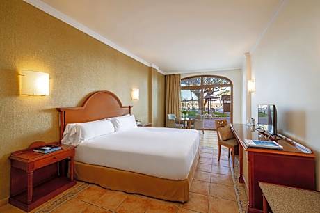 Triple Room with Pool View