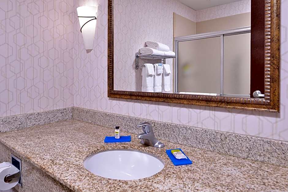 Holiday Inn Express & Suites Pittsburg By IHG