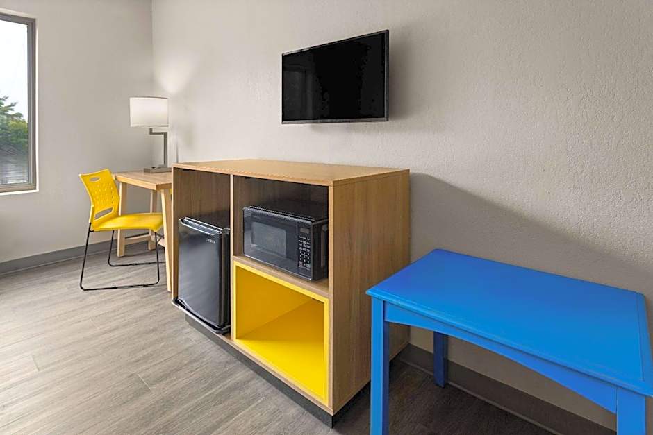 Days Inn & Suites by Wyndham Albany