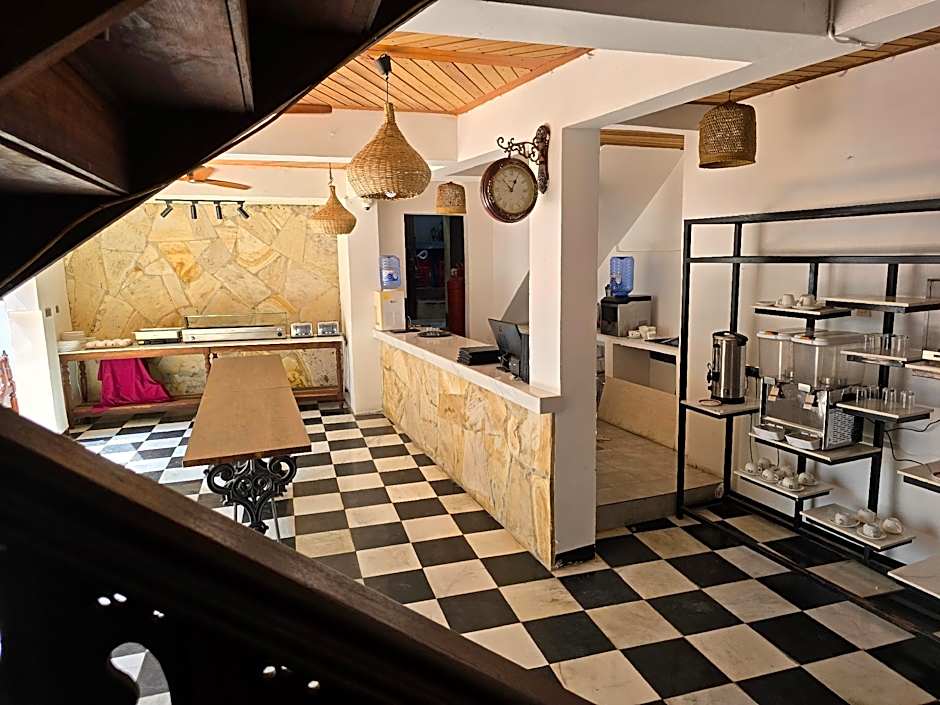 Dhow Palace Hotel