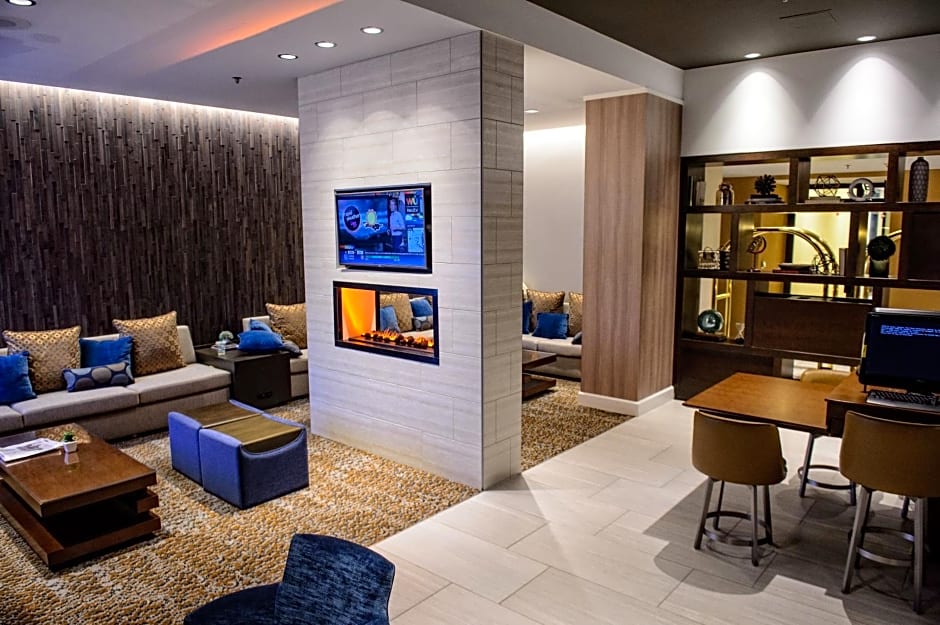Crowne Plaza Dulles Airport by IHG