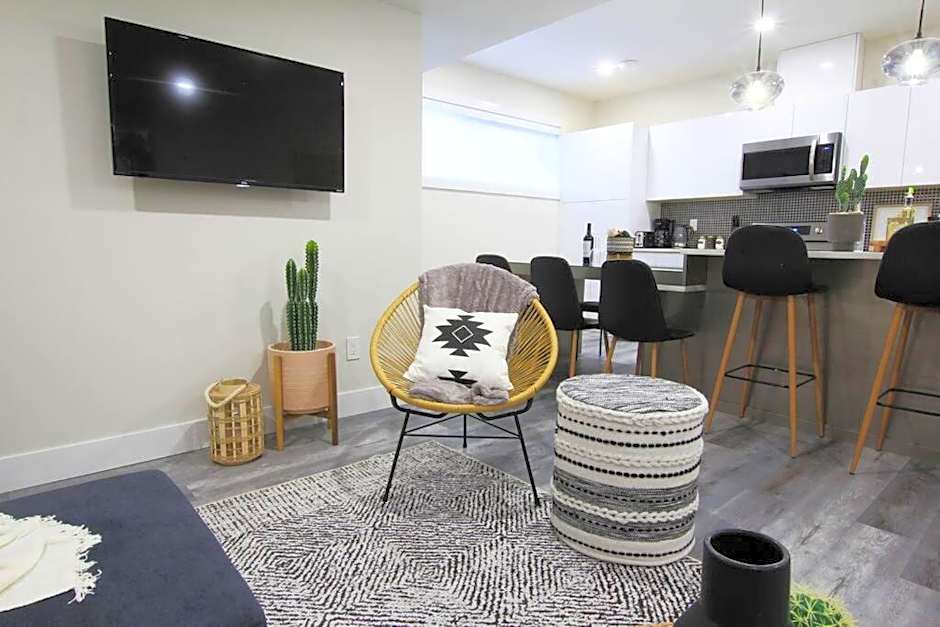 Executive Bsmt Suite, King Bed, 5 min to DT & Whyte Ave, Sleeps 6!