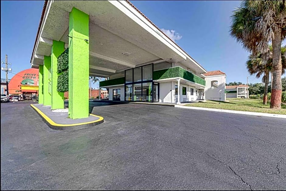 Travel Lodge by Wyndham 10 min from Disney