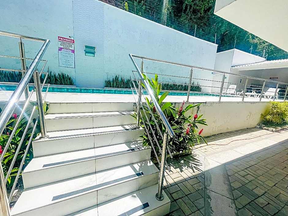 Apto Térreo com 2 quartos (ambos com ar split), sendo 1 suíte, internet privativa 300MBPS, no Residencial Vila Regina, condominio com piscina e área gourmet bem próximo a praia de Taperapuã