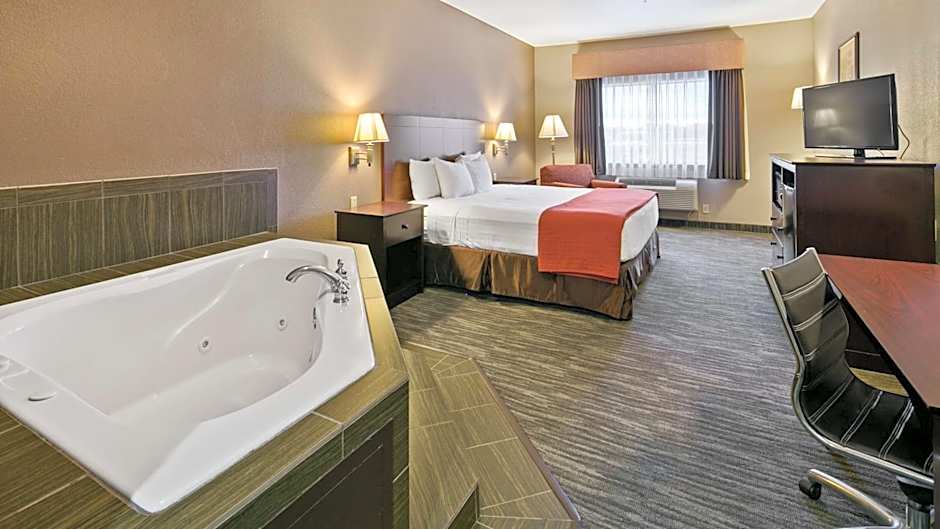 Photo 1 of 4 of 1 King Bed Suite, Jetted Tub, Smoking