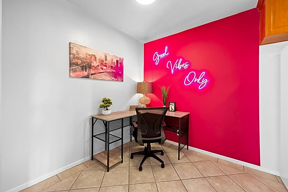 Beverly Hills Chic 2 bed 2bath with Patio and Parking 309