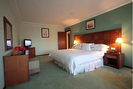 SUPERIOR SINGLE POOL VIEW