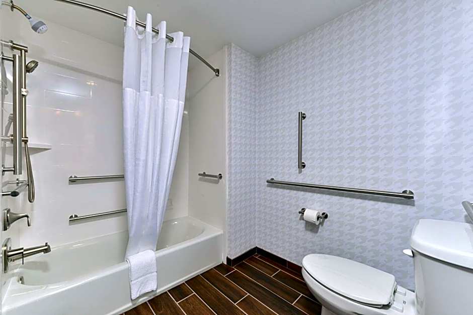 Photo 1 of 1 of 2 Queen Beds, Hearing/Mobility Accessible, Bathtub