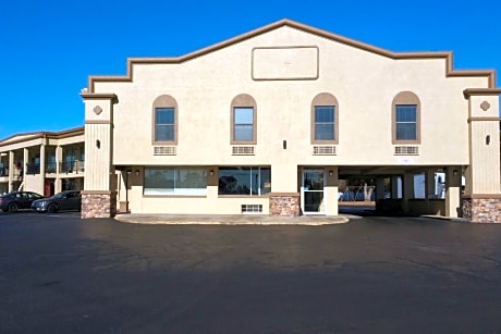 Econo Lodge Byron near Historic District - Warner Robins