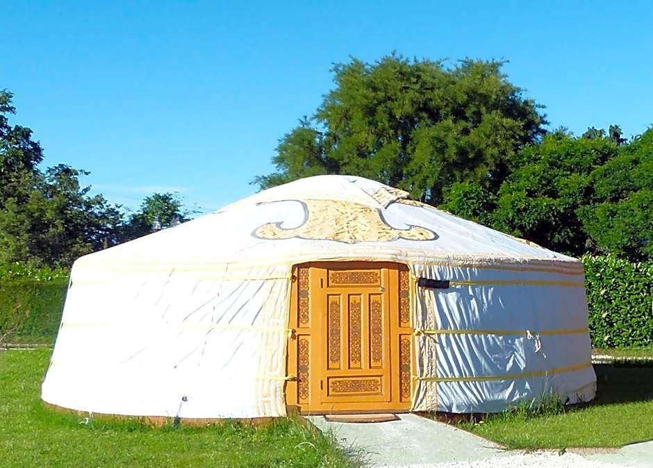 Wacky Stays - unique farm-stay glamping rentals, FREE animal feeding tours