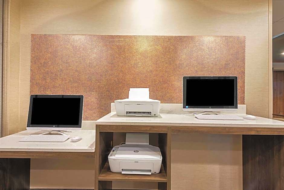 La Quinta Inn &amp; Suites by Wyndham Jamestown, NY-Downtown