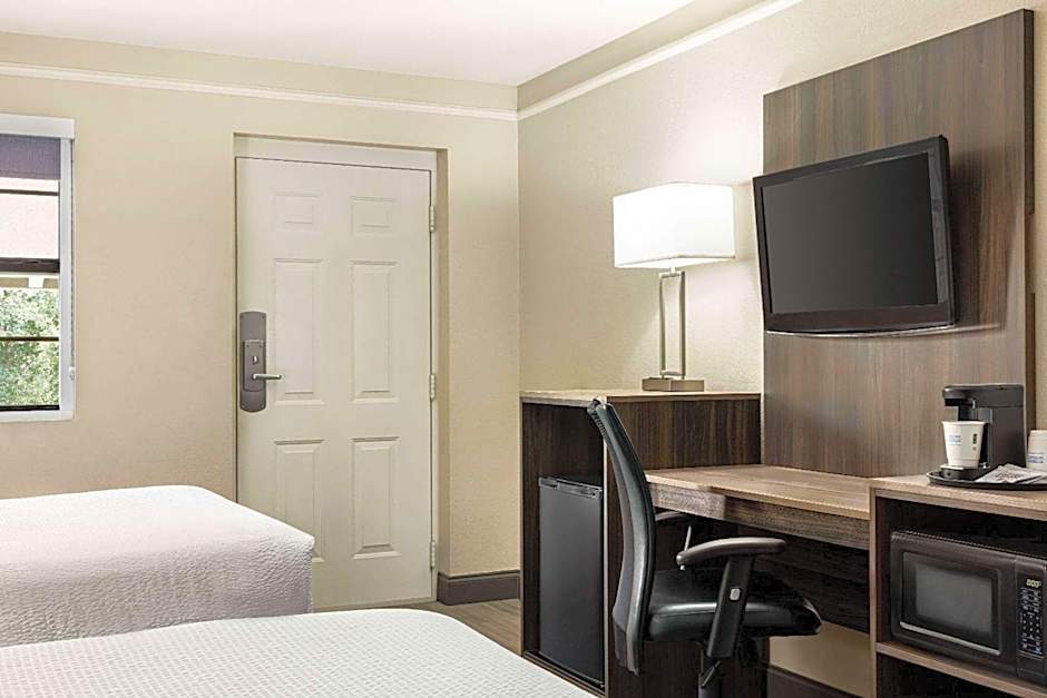 La Quinta Inn & Suites by Wyndham San Antonio Lackland