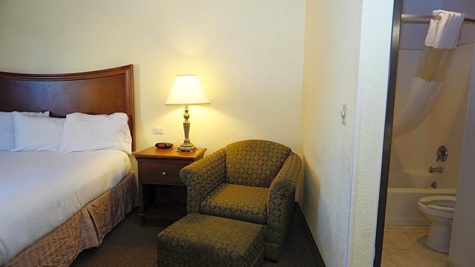 Baymont by Wyndham Arlington At Six Flags Dr