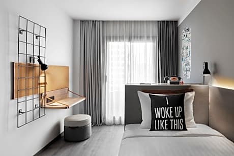 Moxy Twin Room with Balcony and City View