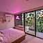 Frida's Artsy Condo with own mural, outdoor tub & rooftop pool