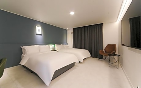 Premium Twin Room with Ramen Section
