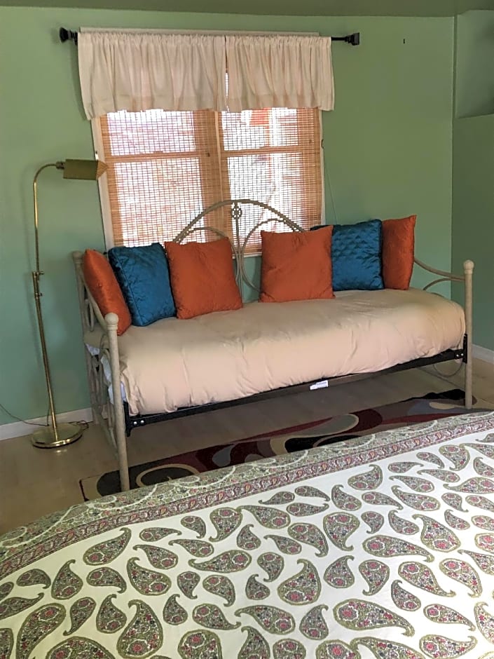 Red Elephant Inn Bed And Breakfast