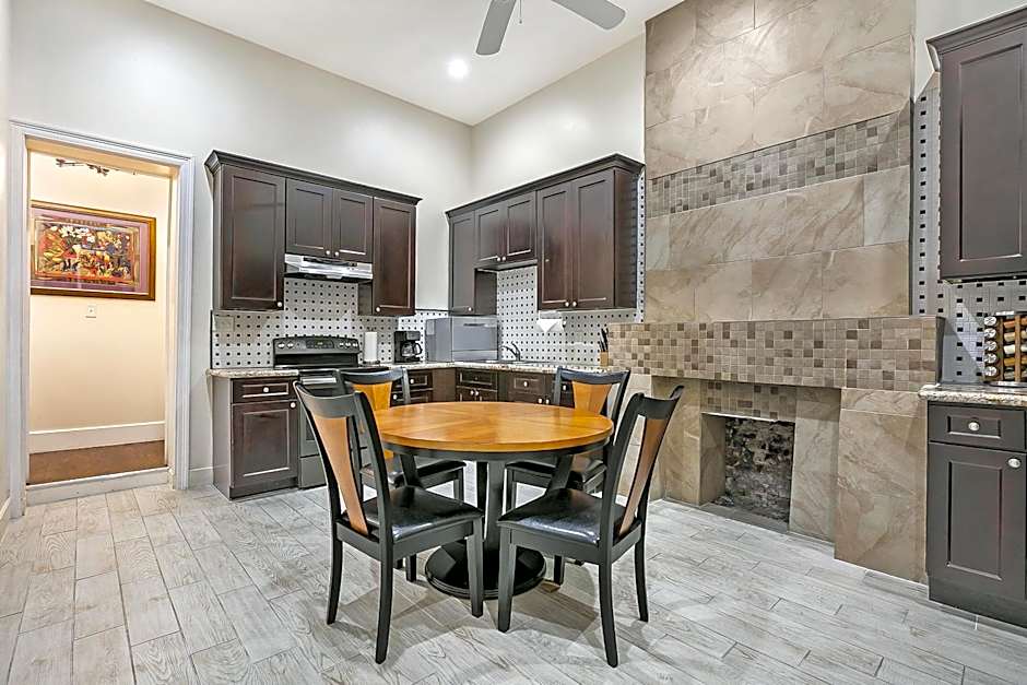 Stylish 4BR condo in Downtown by Hosteeva