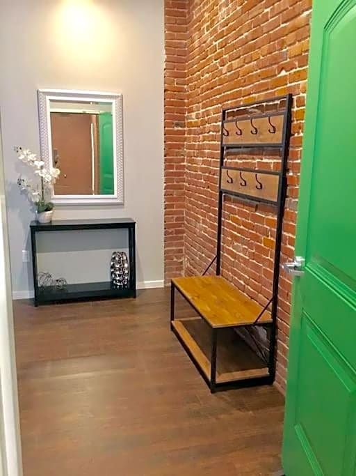 1480Sq ft 2BR 2BA LOFT Downtown KC Historic Build