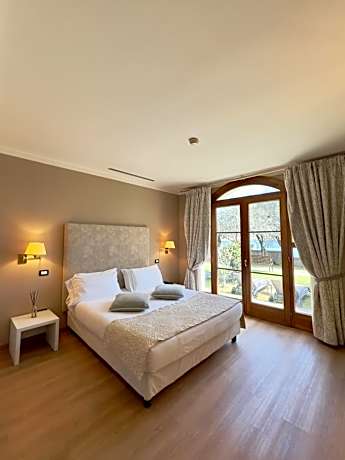 Deluxe Double or Twin Room with Lake View