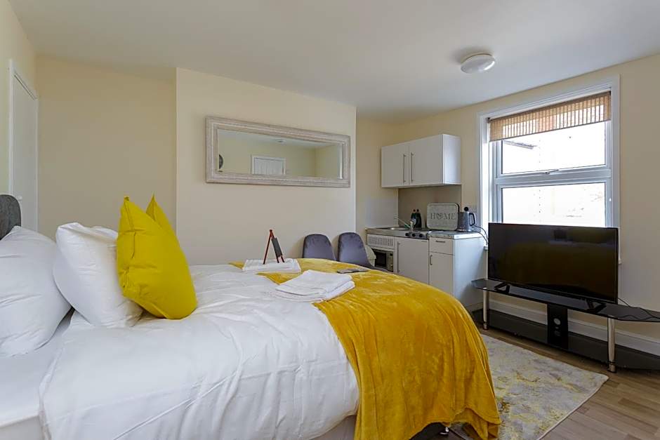 St Mary's - Modern Central Huge Studio Apartments