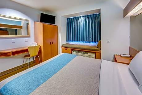 Deluxe Queen Room - Non-Smoking