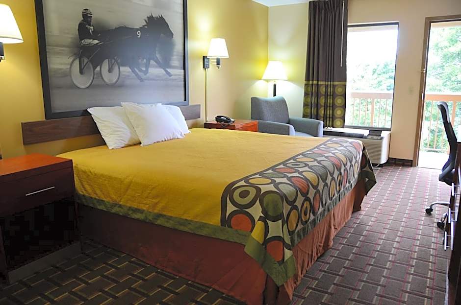 Photo 1 of 8 of 1 King Bed, Nonsmoking