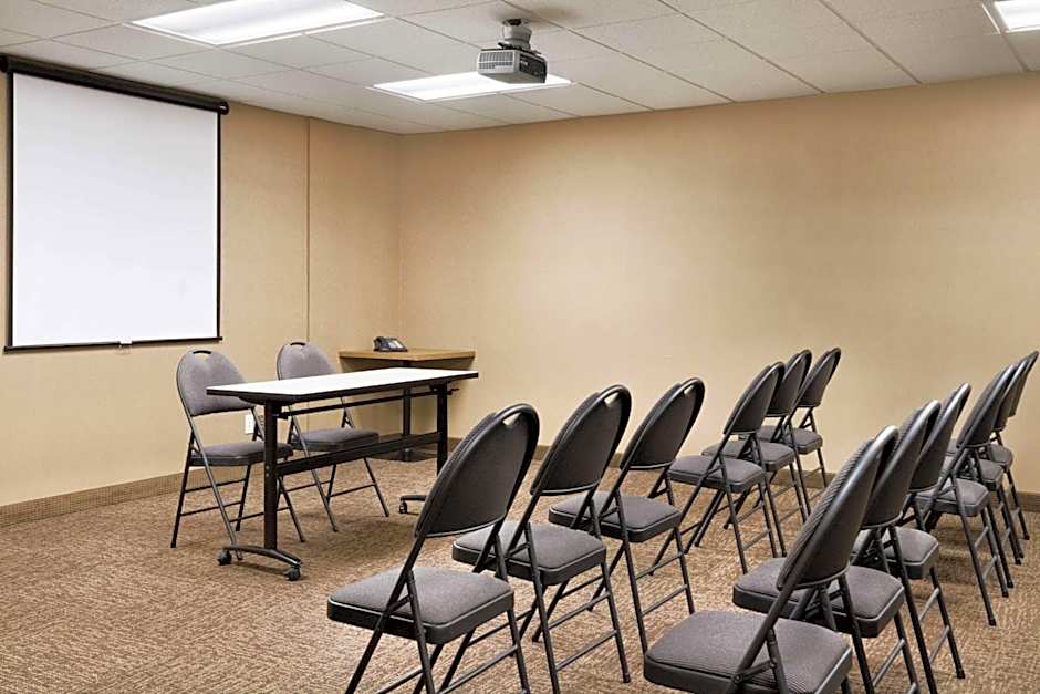 Days Inn & Suites by Wyndham Cochrane