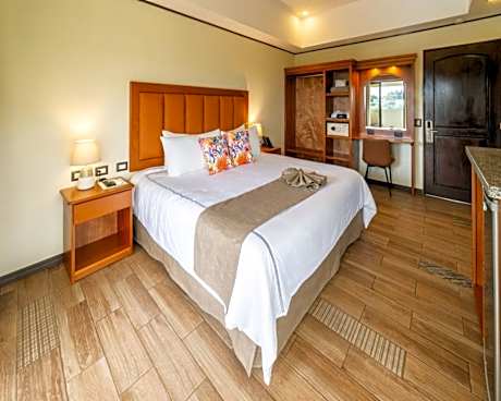Bromelia Deluxe King Room