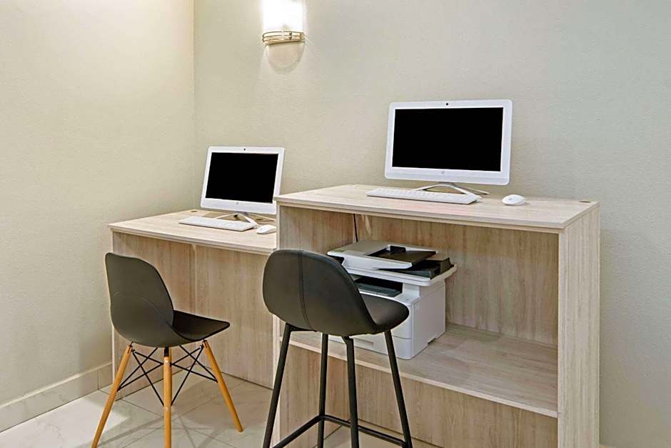 La Quinta Inn & Suites by Wyndham Mercedes Outlet Mall