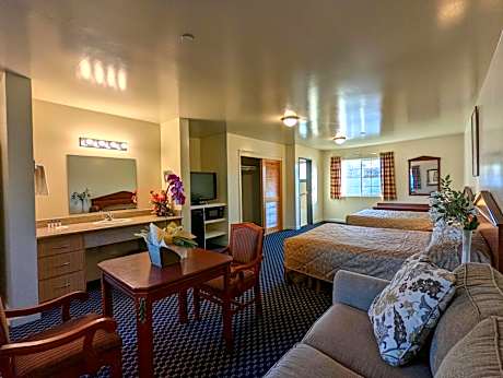 Large Room with 2 Queen Beds