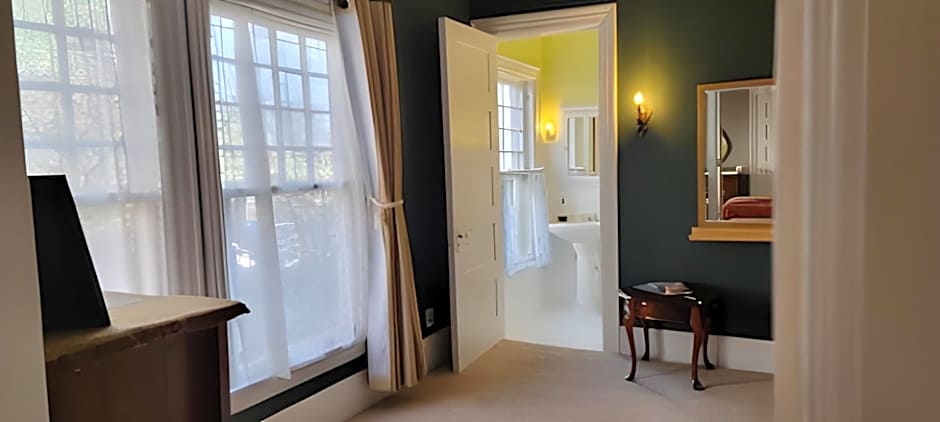 The Kings Throne Inn and Guest House