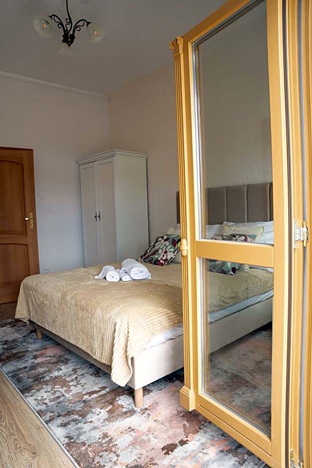 Pałac Ostoja - pokoje gościnne