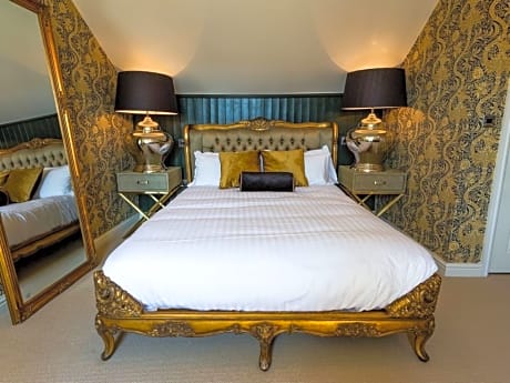 King-Luxury-Ensuite with Shower-The Clayport