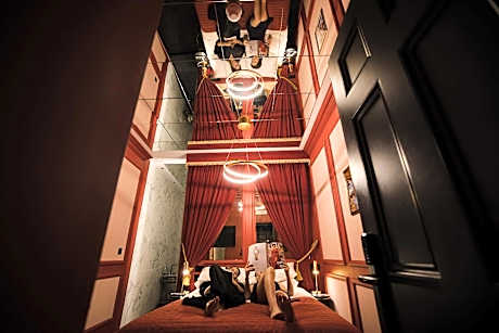 Red Room  - Windowless First Floor with Bath for Two